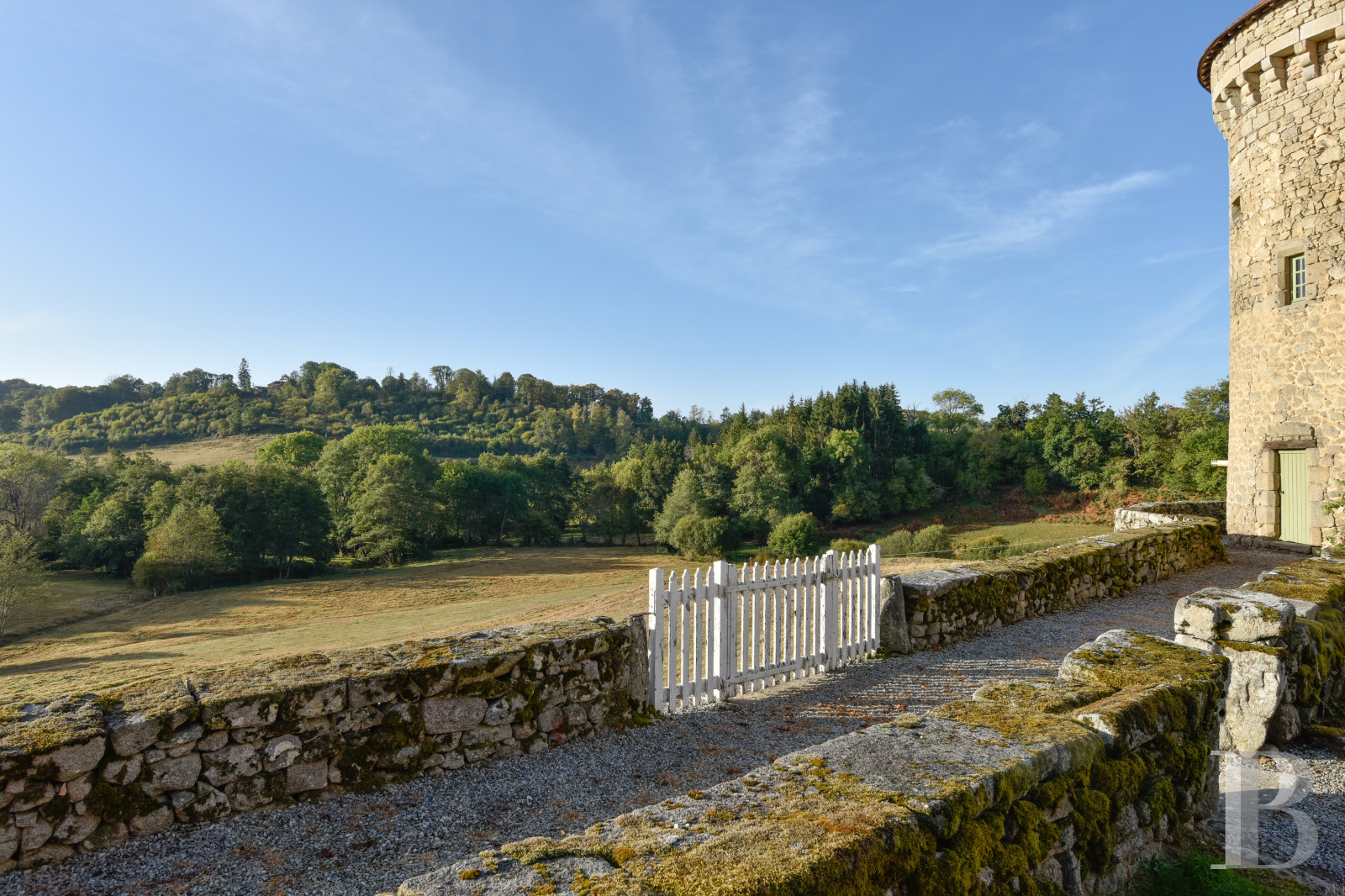 En Limousin, dans le sud-est de la Creuse et à proximité d’Aubusson, un logis indépendant du 17e siècle au centre d’une place forte médiévale,  - photo  n°3